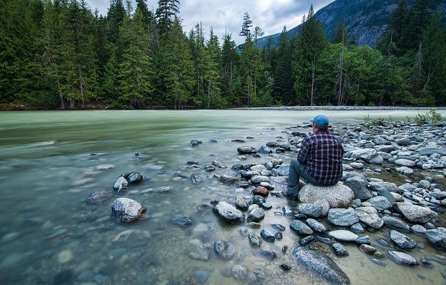 muž, řeka, příroda, kameny